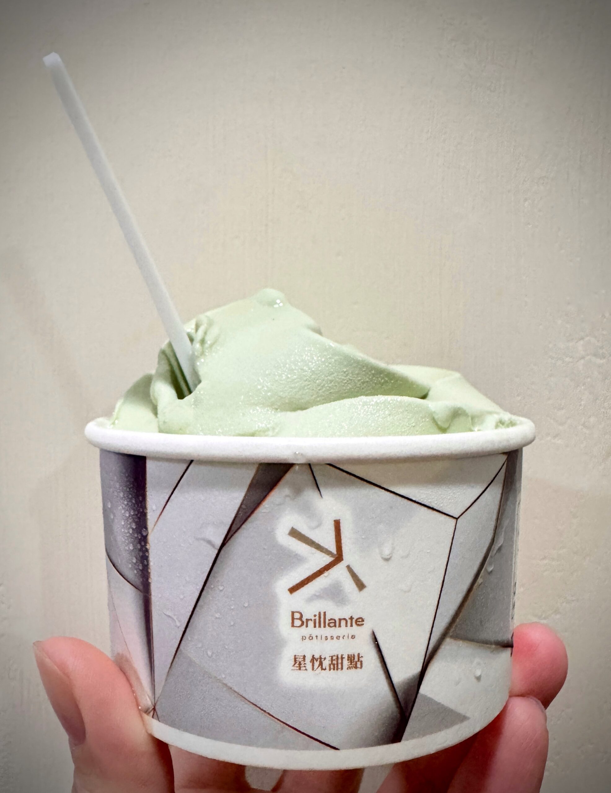 [開箱]全家開心果霜淇淋，12月限定口味，冬天再冷也要吃冰